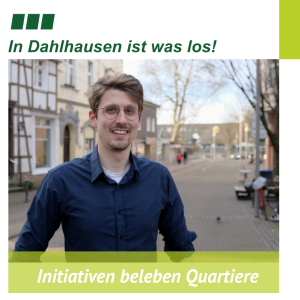 Zu sehen ist Moritz Oberberg im Stadtteil Bochum Dahlhausen. Die Überschrift sagt: In Dahlhausen ist was los! Im Banner unten heißt es: Initiativen beleben Quartiere.
